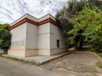 �Nella casa restarono soltanto i custodi, che hanno vissuto nel casupolo ai piedi della villa fino a 15 anni fa conclude Maria -. Ogni tanto sento al telefono una di loro, la signora Palmina che ha ormai 97 anni, e con lei ricordiamo insieme i momenti di vita passati in quel posto incantato�